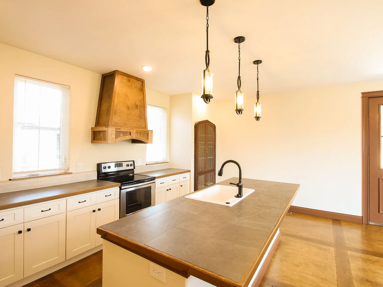 4 bed, 2.5 bath, 2400 sqft, $2,995 — Photo 2