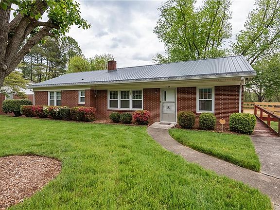 4th image of 828 Meadowood Dr NE