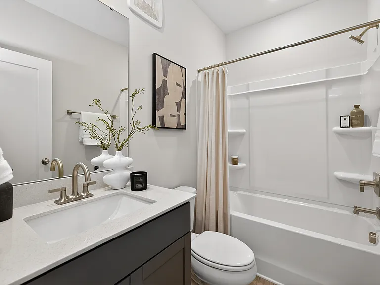 Secondary bathroom with tub/shower combo
