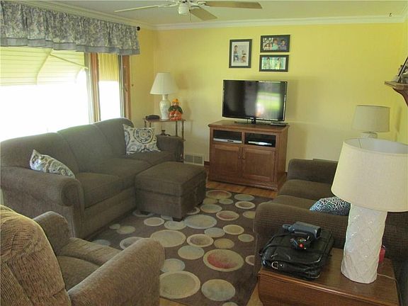 4th image of 39 Nandale Dr