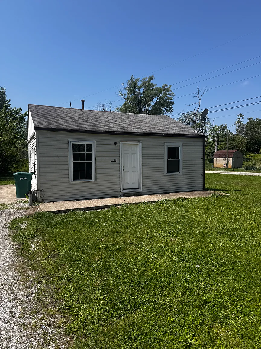 220 Nadine St photo 1