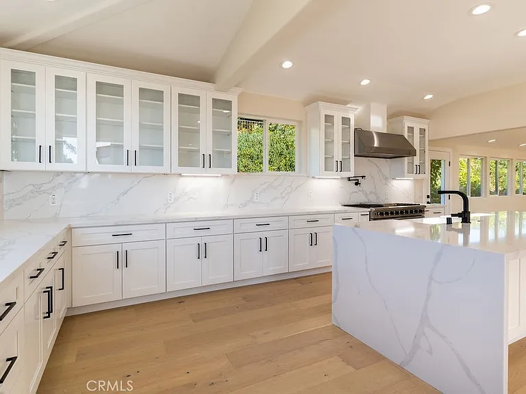 2850 Zell Dr — Photo 11