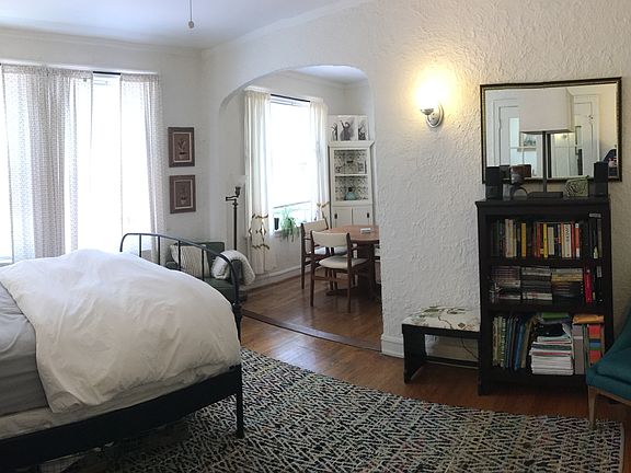 2nd image of 5727 N Winthrop Ave APT 306