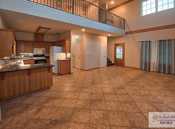 4th image of 210 Blackhawk Dr