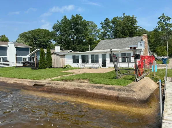 228 Mallard Ave, Houghton Lake, MI 48629