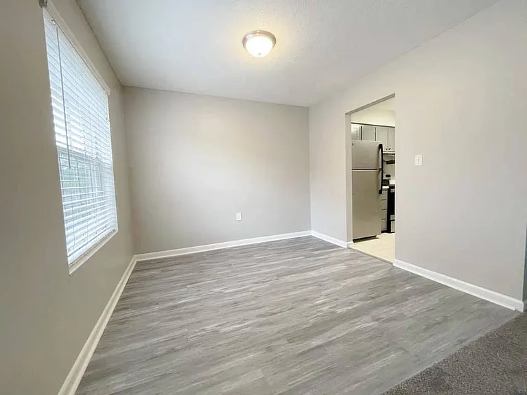 Colony House Apartments — Photo 9