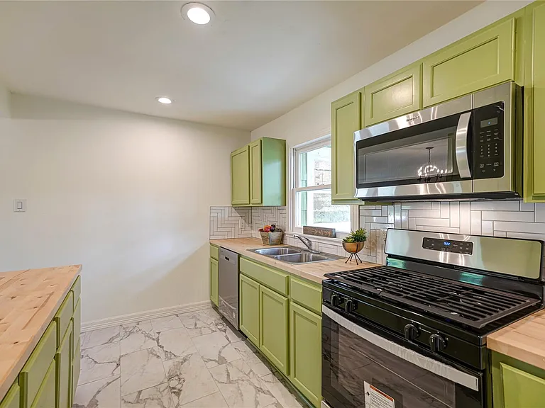 1319 Elm St — Photo 23