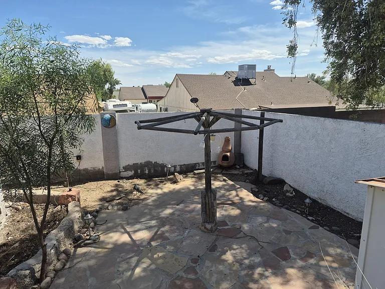 Shady tiki flagstone patio