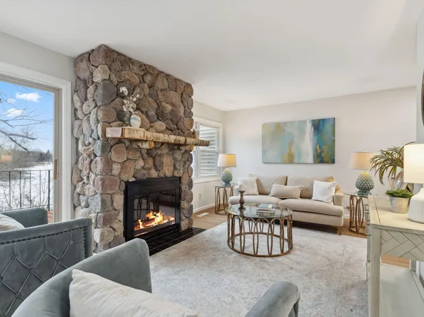 6640 Gretchen Ln N, Oakdale, MN 55128