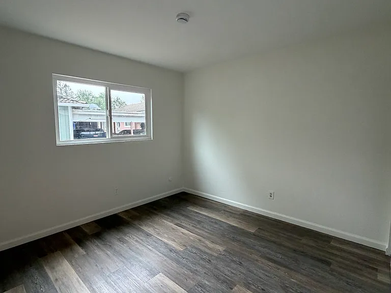 1717 Mission Blvd — Photo 10