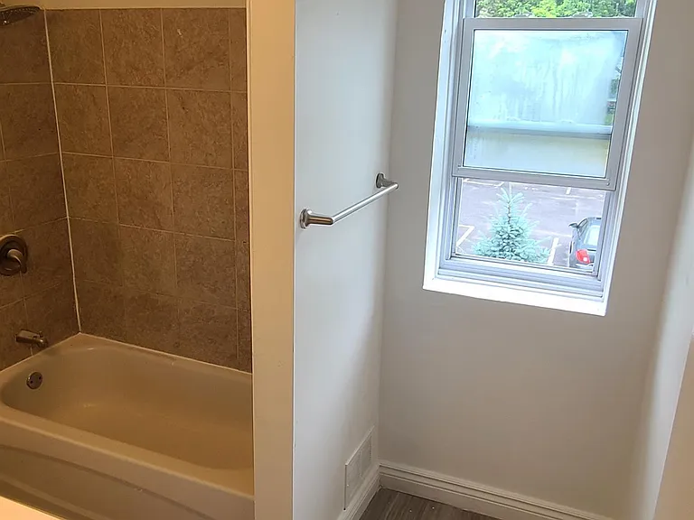660 Hochelaga St — Photo 36