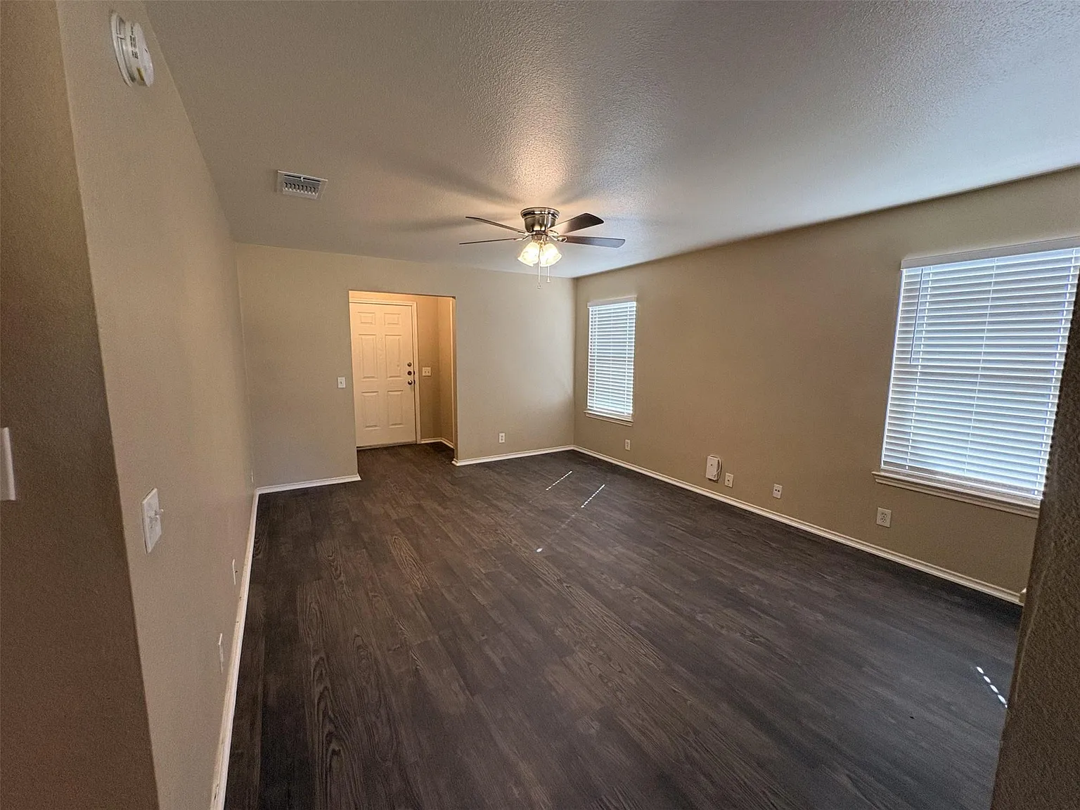 3 bed, 2.5 bath, 1586 sqft, $2,150 — Photo 4