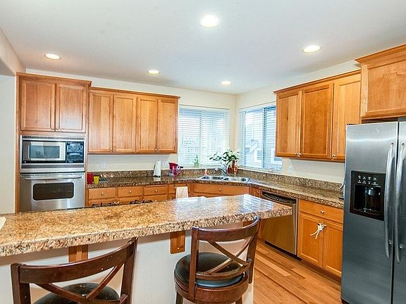 4th image of 2530 Larchmount Dr NE