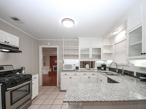 3rd image of 505 Kenwood Ln