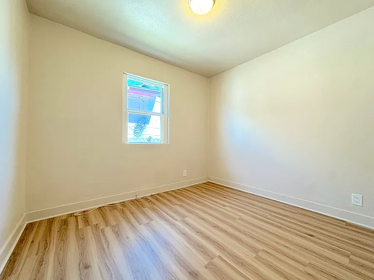 720.5 E 48th St #720-1/2 — Photo 5