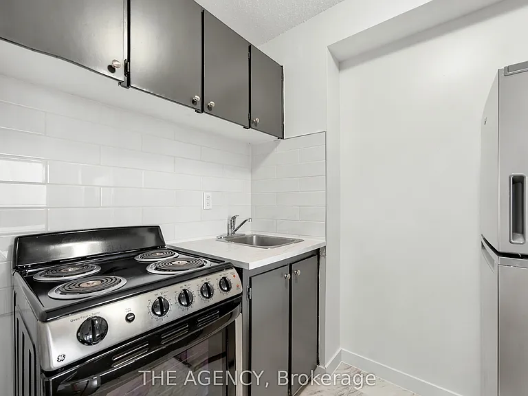 2360 Dundas St W #1613B — Photo 8