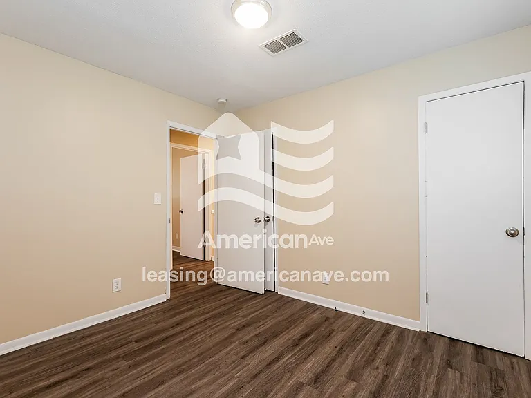 697921_012_bedroom_11.jpg