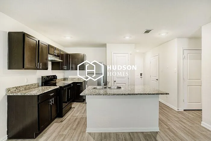 8521 Dosia St — Photo 5