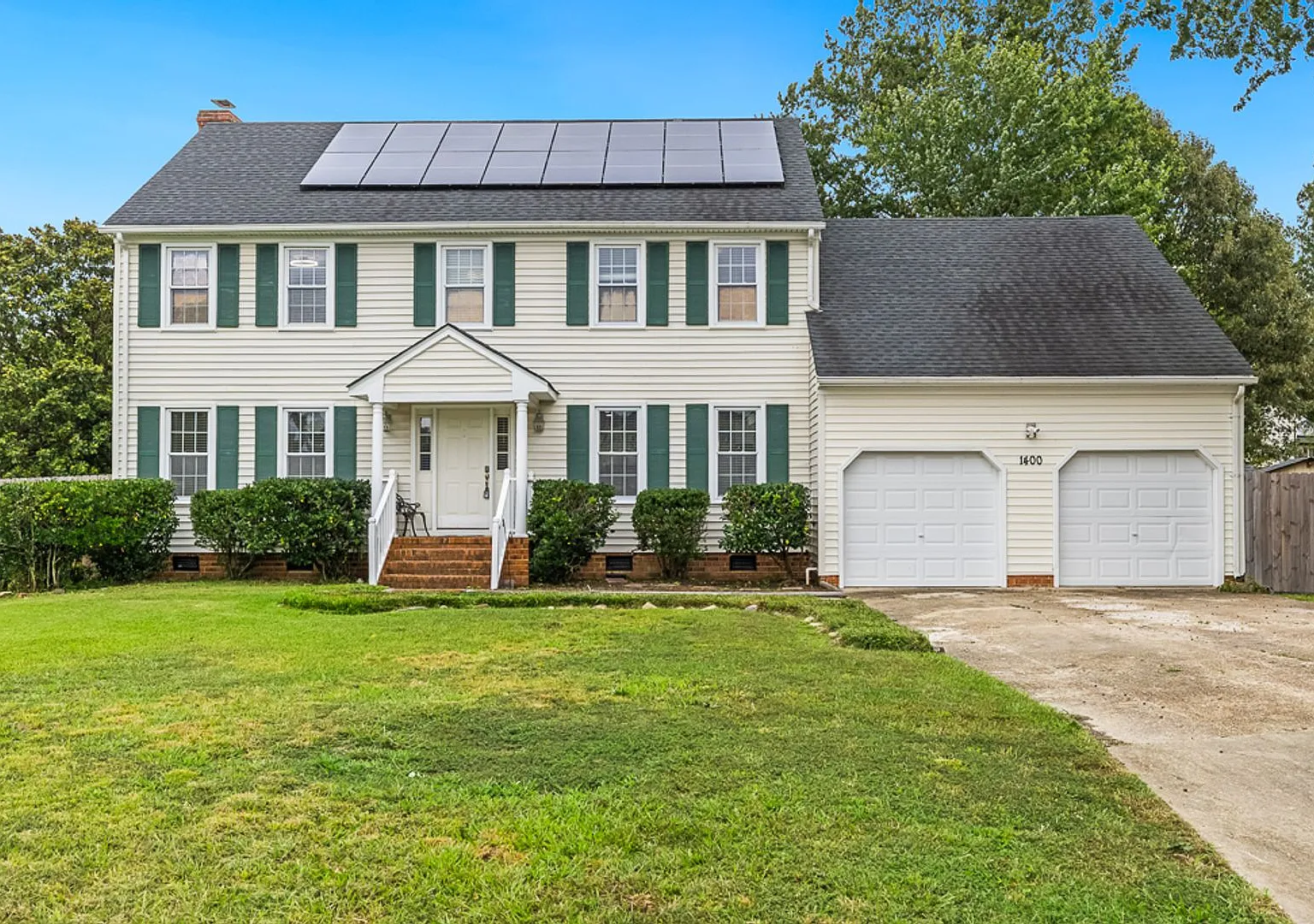 Come see this warm and welcoming 5 bedroom, 3 full bath home with 2,718 sq. ft. and beautiful har... — Photo 1