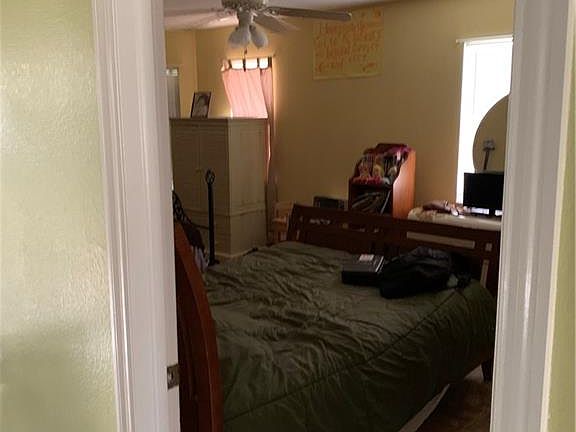 3rd image of 902 SE 20th Ct