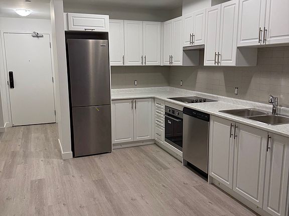3rd image of 461 Green Rd #215