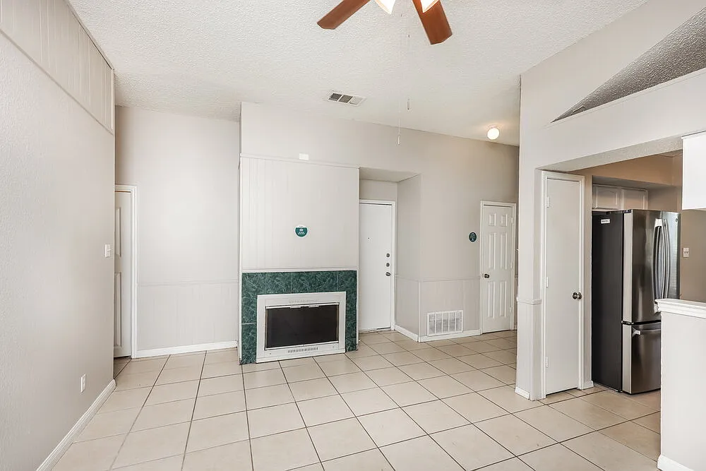 3 bed, 2.0 bath, 1149 sqft, $1,690 — Photo 4