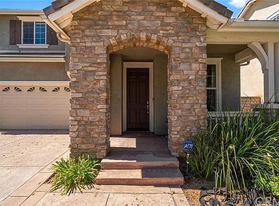 4th image of 686 E Gardenia Dr