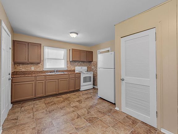 4th image of 104 Twin Oaks Dr
