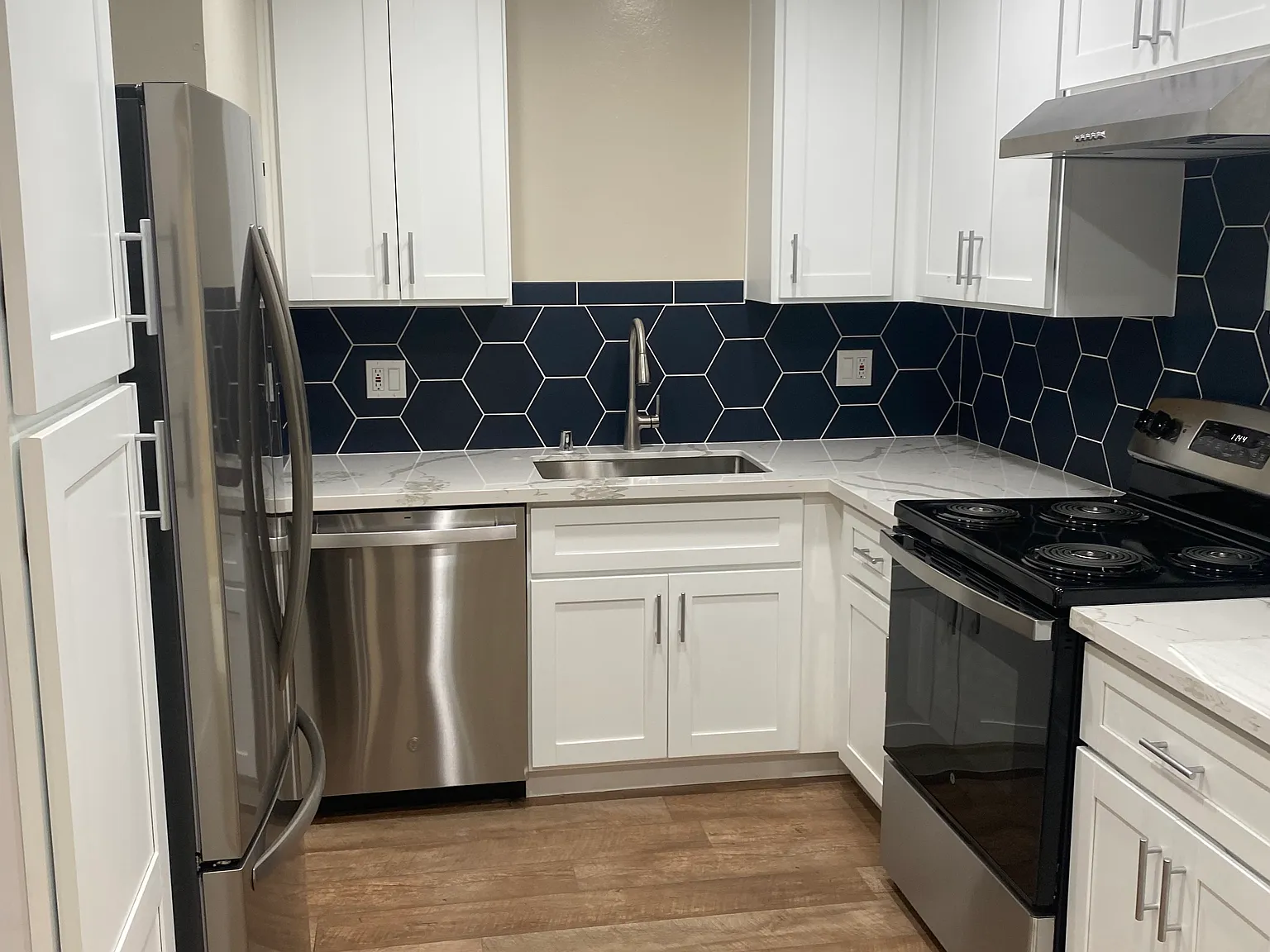 2 bed, 1.5 bath, 1100 sqft, $3,400 — Photo 2
