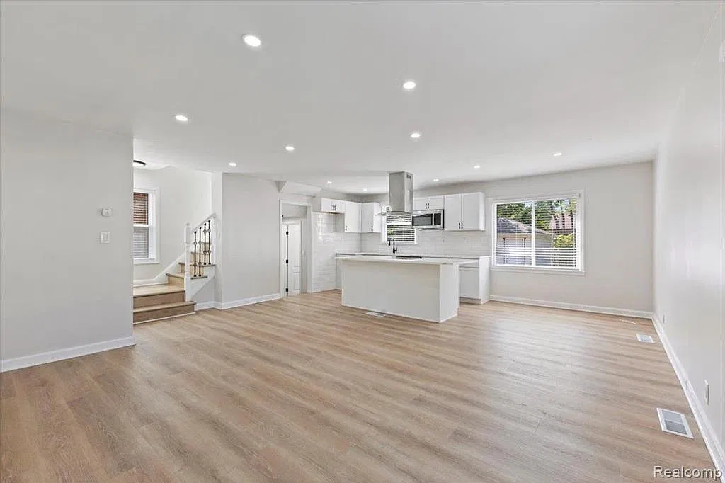 3 bed, 1.5 bath, 1555 sqft, $1,900 — Photo 3