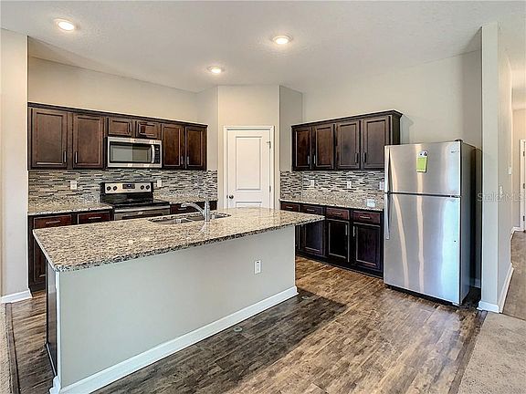 5th image of 15610 Merlin Ave