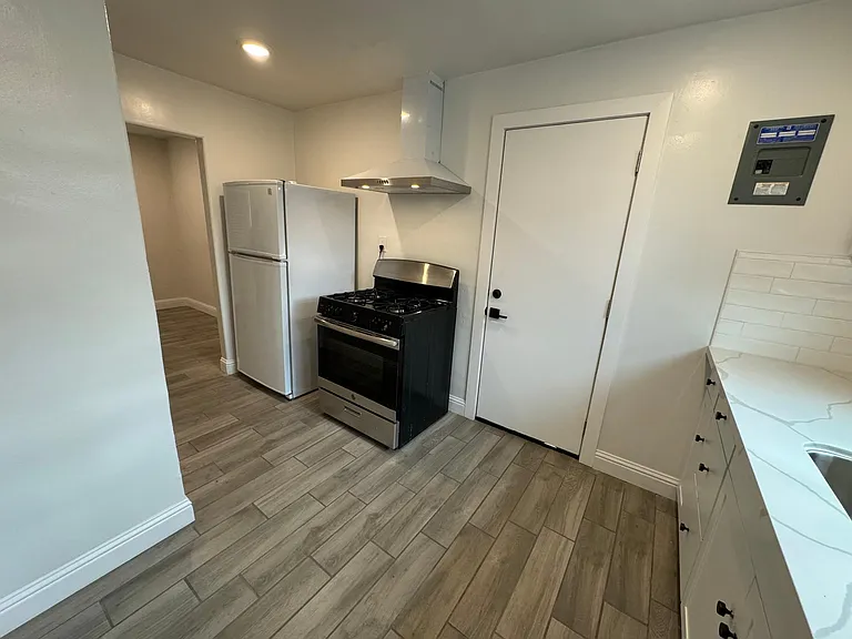 1136 N Sanborn Rd #6 — Photo 3
