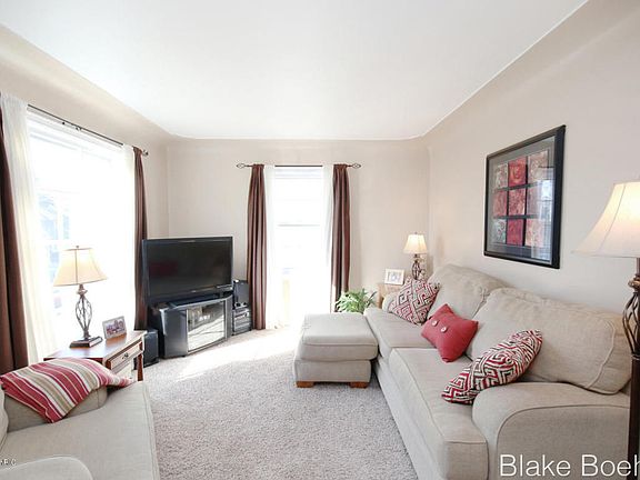 4th image of 905 Beechwood St NE