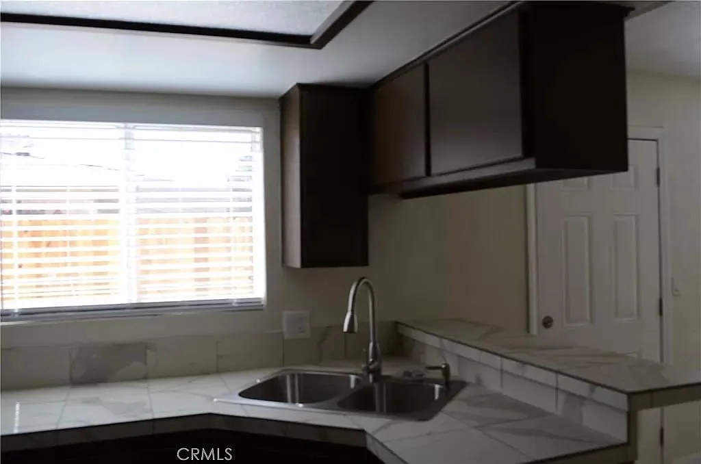 2 bed, 1.5 bath, 3300 sqft, $1,550 — Photo 2