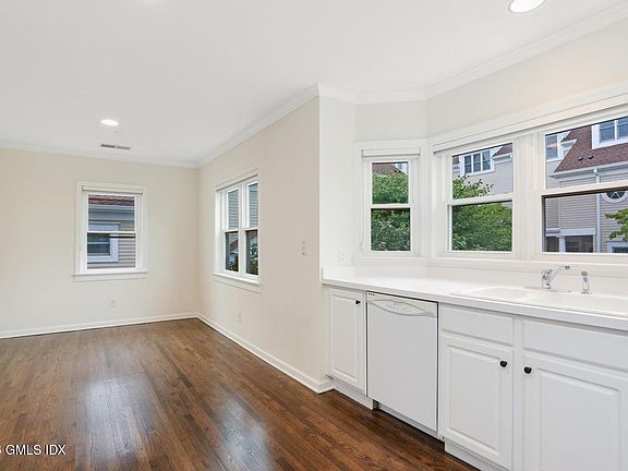 5th image of 51 Forest Ave APT 26