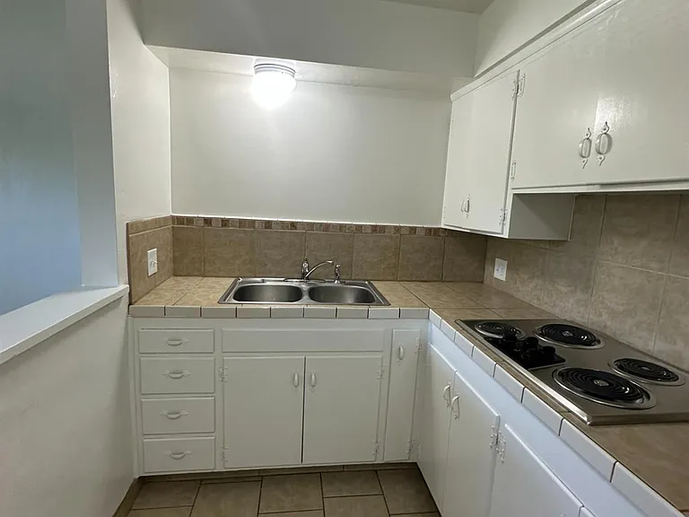 2404 N Angus St — Photo 5