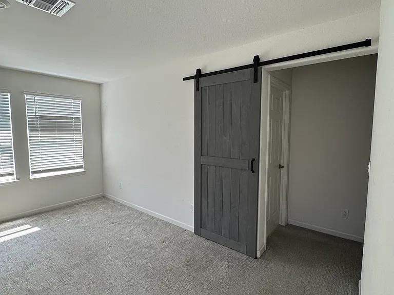 Second living area on the second floor