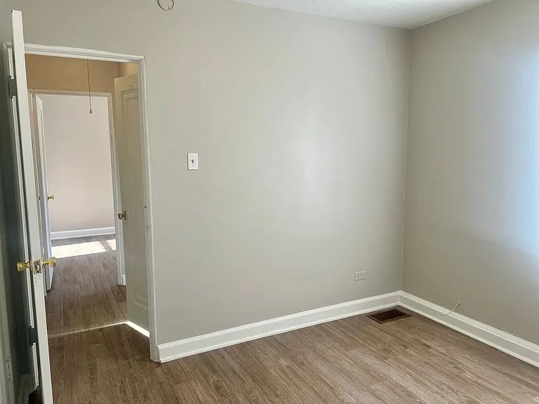 1590 N Syracuse St — Photo 12
