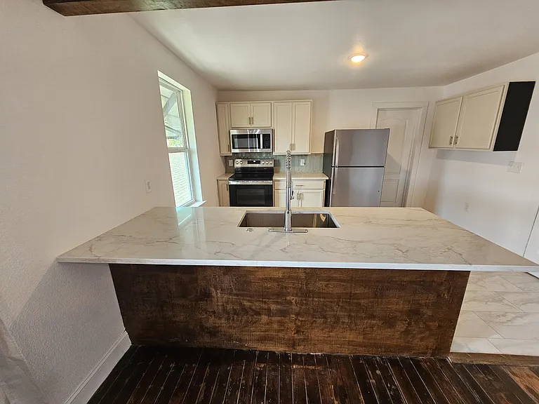 627 W Crawford St #202 — Photo 11