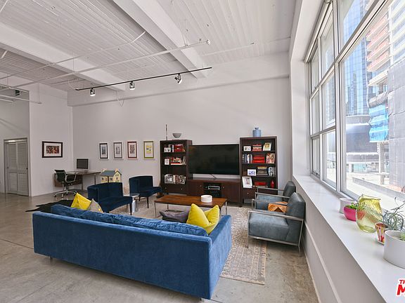 2nd image of 1130 S Flower St APT 316