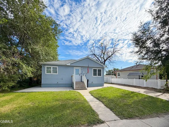 519 W Highland Dr, Williston, ND 58801