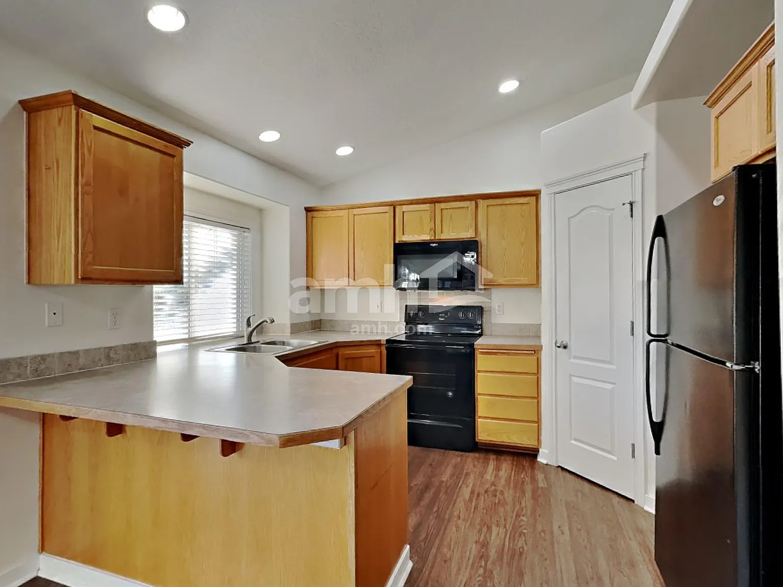 3 bed, 2.5 bath, 1590 sqft, $2,465 — Photo 3