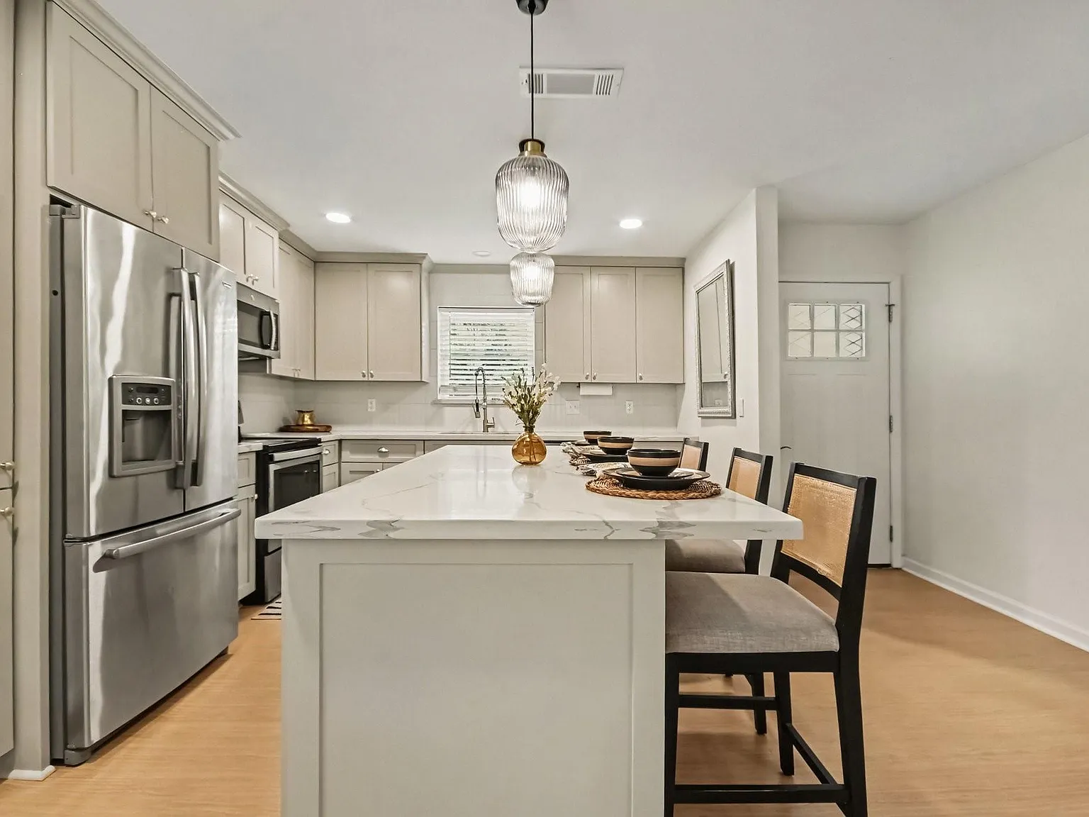 3 bed, 2.0 bath, 1492 sqft, $2,595 — Photo 3