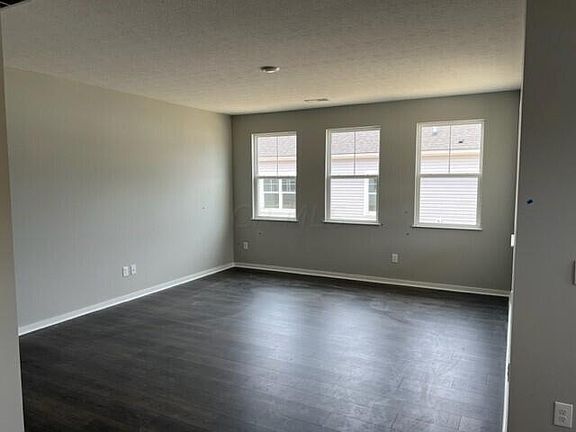 4th image of 1390 Hemetite Dr W