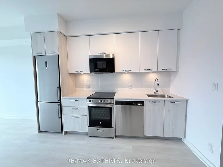 75 James St S #623 — Photo 9