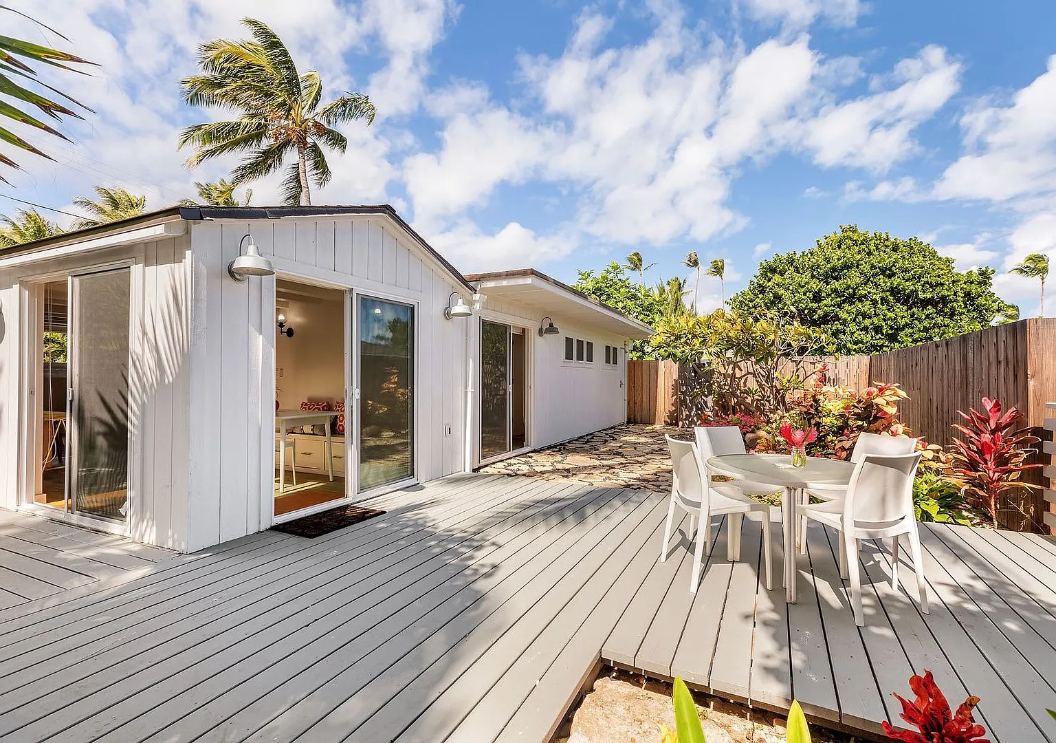 Gorgeous Oceanfront Home w/Mokulua Isle Views, Yard & AC: Lanikai Oceanside — Photo 4