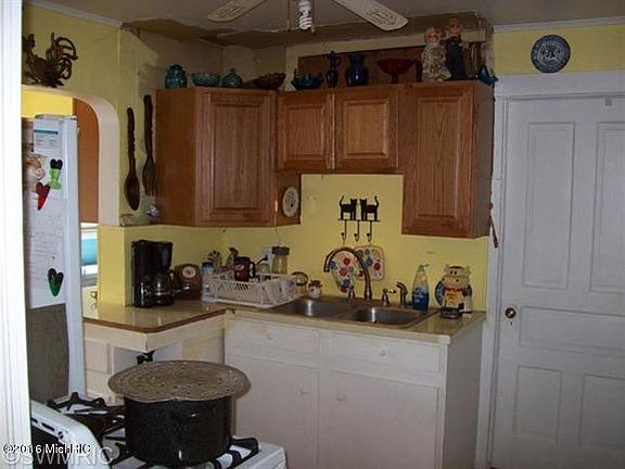 5th image of 123 W Eliza St