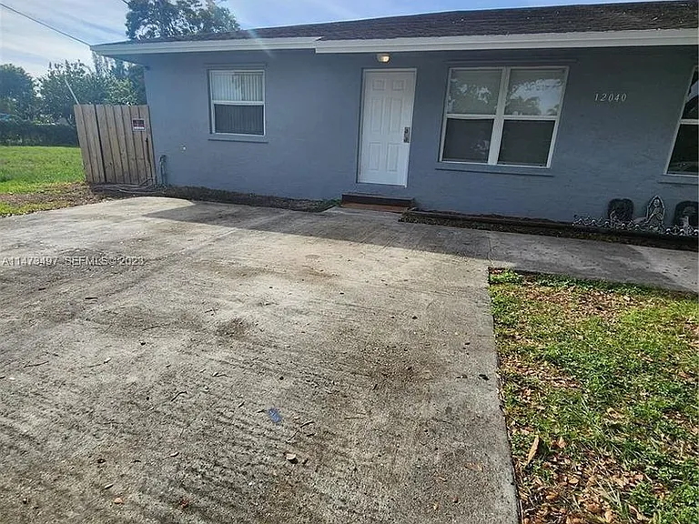 12040 SW 214th Ter — Photo 2