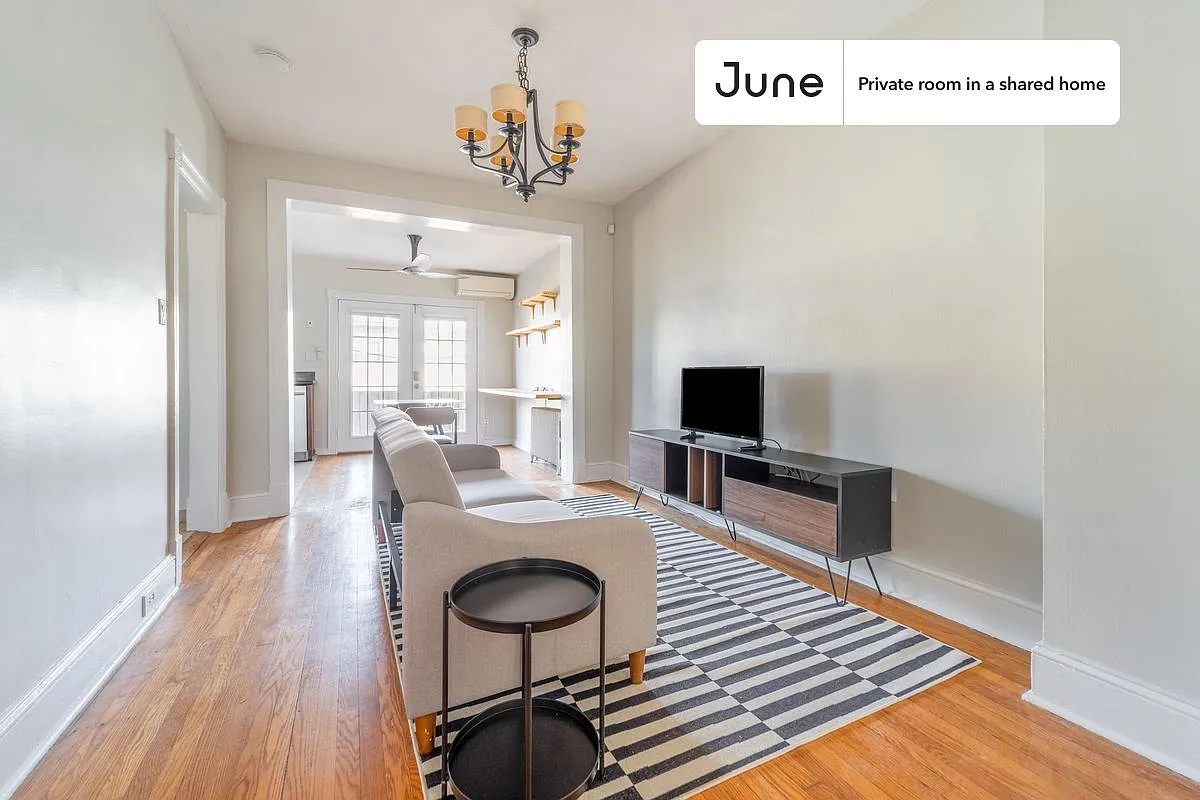 Queen bedroom in 2 bed/1 bath home in Columbia Heights #1590 A — Photo 4