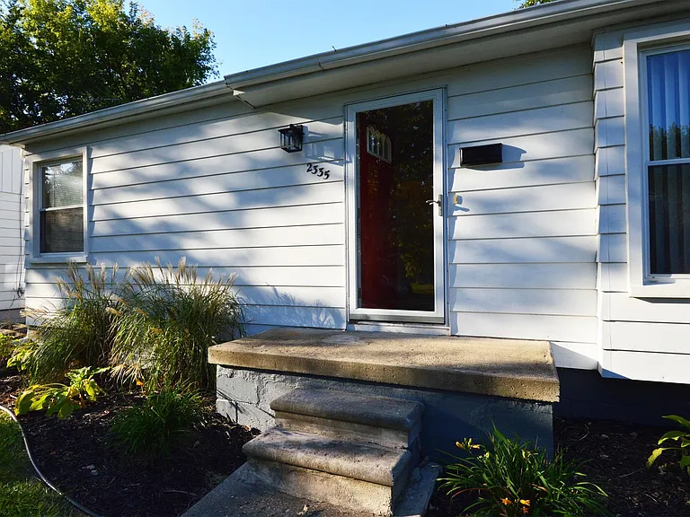 2335 Rowland Ave — Photo 3